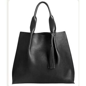 OLIVEVE 
MAGGIE  TOTE WITH LEATHER TASSEL
BLACK PEBBLE LEATHER/ Excellent/ USA